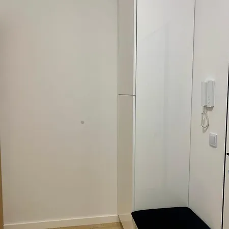 Near Chopin Airport شقة وارسو