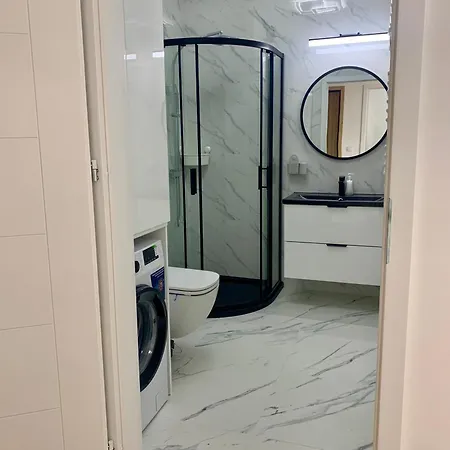 Near Chopin Airport شقة وارسو